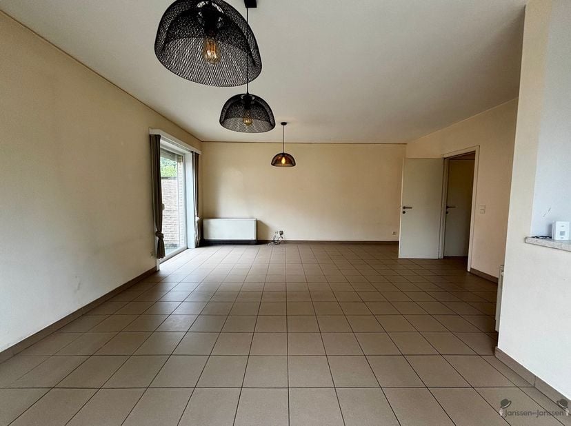 Maison spacieuse avec 2 chambres, un jardin ensoleillé et une grande cave<br />
Cette agréable maison offre un bel équilibre entre espace, lumière et
