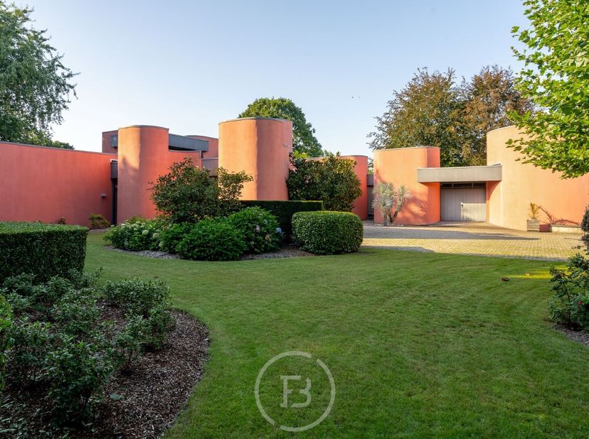 Cette villa d'architecte unique a été construite en 1976 et conçue par l'architecte Jan Vangheluwe. La surface totale du terrain est d'environ 6000 m²