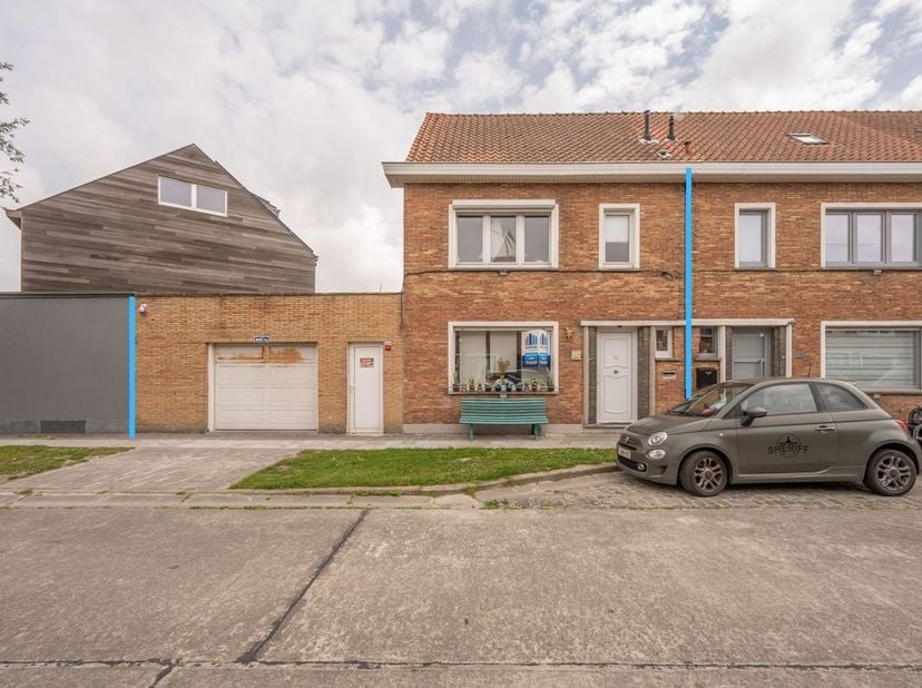 Deze instapklare rijwoning met garage, 3 slaapkamers en buitenruimte is rustig gelegen in een kindvriendelijke woonwijk, op wandelafstand van het stra