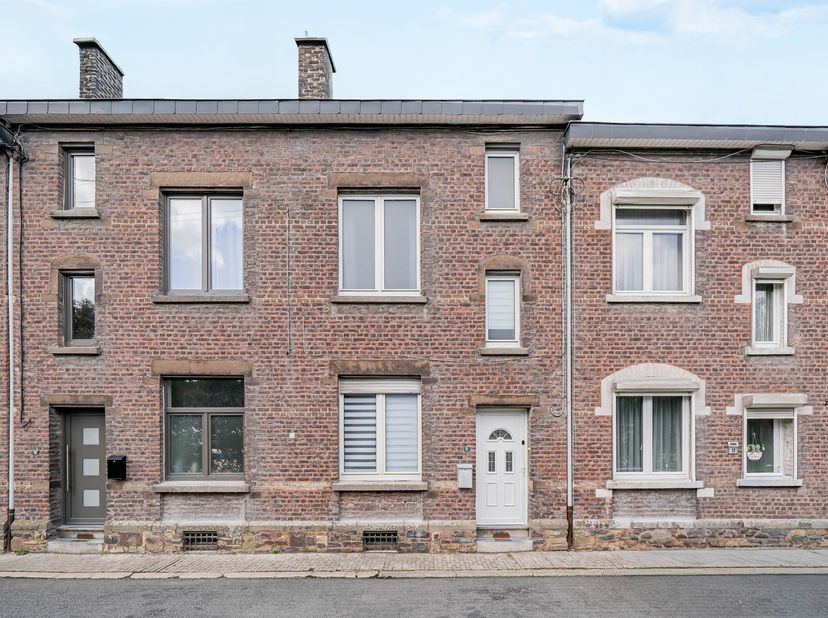 La maison est située sur un quai très calme en face de l'eau, elle vous séduira de par son espace et ses nombreuses possibilités ; 4 chambres, 2 burea