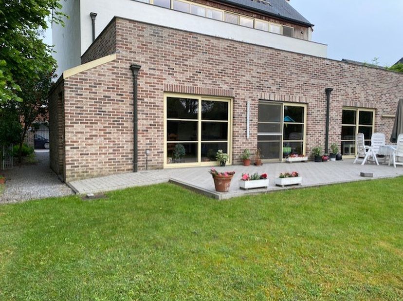 Te huur:<br />
Zéér ruim gelijkvloers villa-appartement (192m²) met mogelijkheid tot 3 slaapkamers in een gezellige kleine residentie met slechts 4 ap