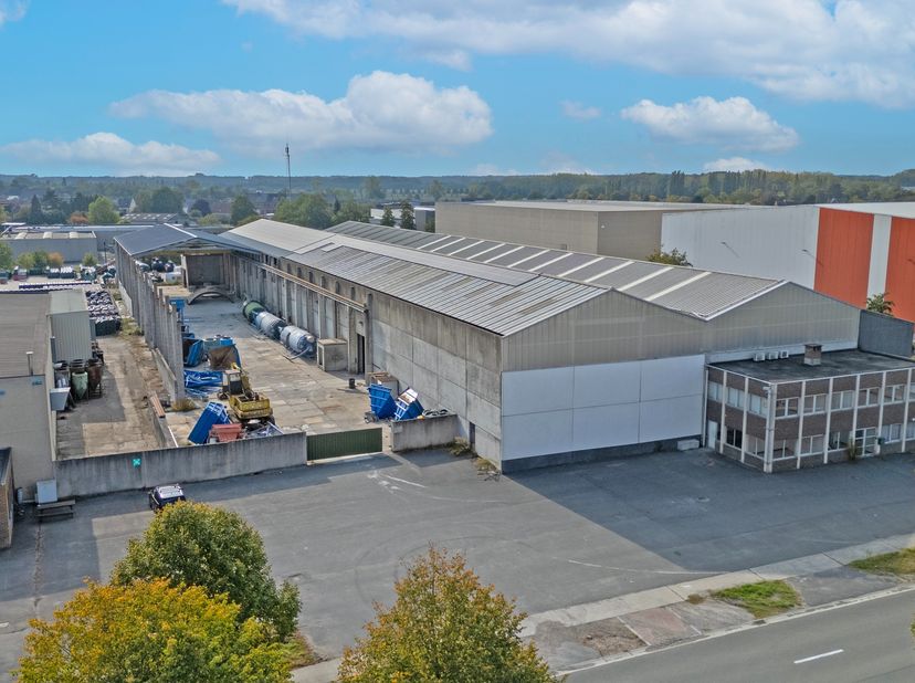 Dit multifunctionele bedrijfsgebouw heeft een totale oppervlakte van 5.952 m² en is gelegen in Aalter, vlakbij belangrijke verkeersassen zoals de E40