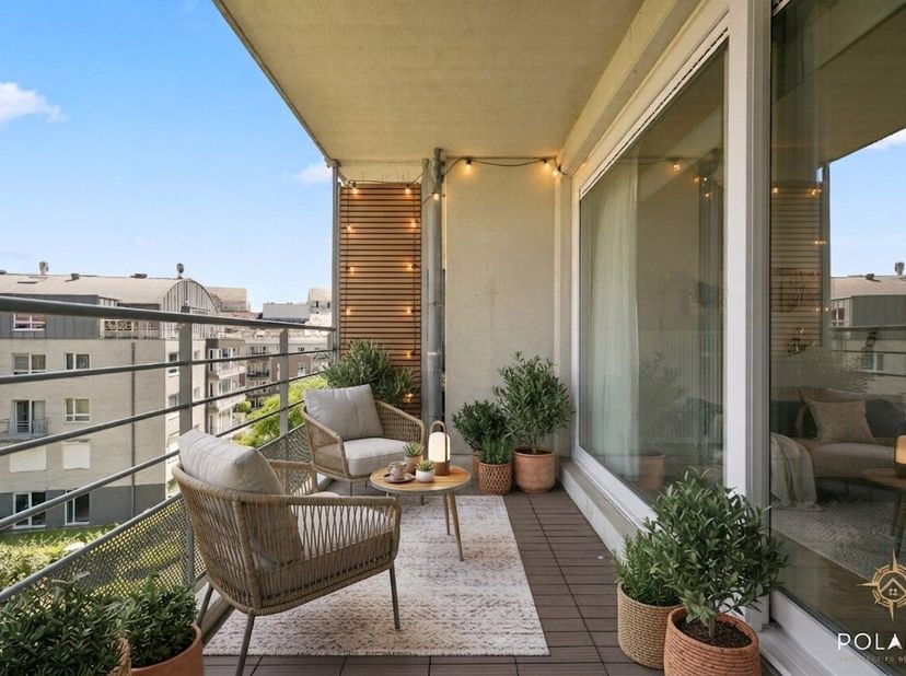 Ontdek dit moderne appartement uit 2011, waar een doordachte indeling en overvloedig natuurlijk licht samenkomen. <br />
De ruime woonkamer vormt het