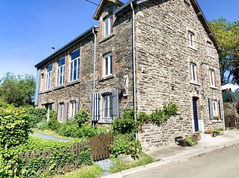 Nr. 13:<br />
Gîte - glv: woonkamer met pelletkachel, keuken (elektrisch fornuis, afzuigkap, koelkast, oven, magnetron, vaatwasser, 2 spoelbakken), 2