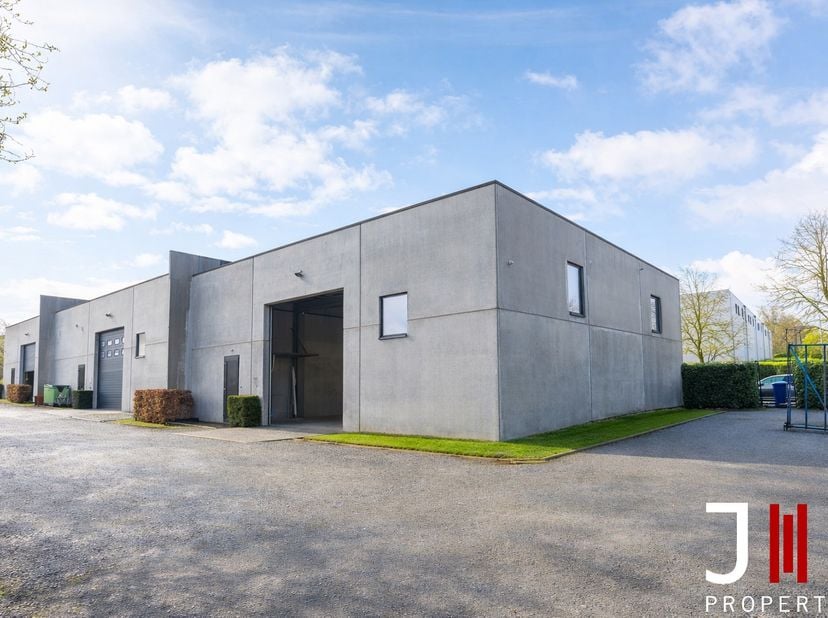 À proximité immédiate de l’E411, dans un bâtiment récent, soigné et parfaitement entretenu, J&amp;amp;J Properties vous propose un entrepôt d’une surface