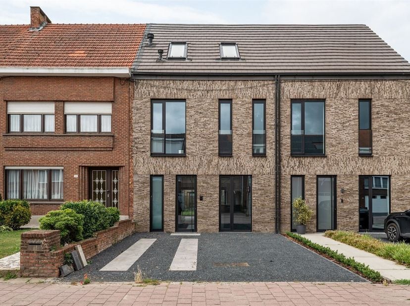 Openhuizendag op zaterdag 13 juni van 14u00 - 15u00<br />
Op zoek naar comfort, stijl en een toplocatie? Deze recent gebouwde woning in het gezellige
