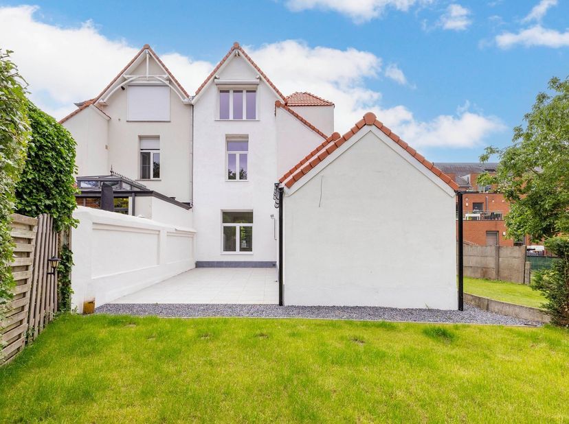 Karaktervolle, energiezuinige woning met 4 slaapkamers, tuin en parking op een toplocatie te Heist-op-den-Berg! <br />
<br />
<br />
Deze charmante