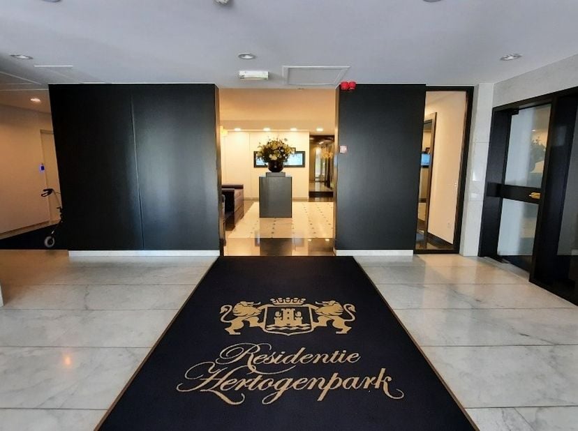 Bij binnenkomst in dit appartement van 135m² word je verwelkomd in een ruime inkomhal voorzien van een praktische vestiairekast. Direct aan de rechter