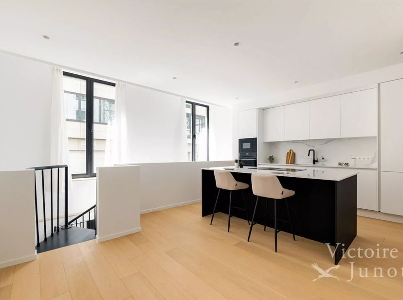 BIEDEN VANAF euro499.000<br />
In de directe omgeving van Place Stéphanie, een prachtig, volledig gerenoveerd duplexappartement met een totale bruto o