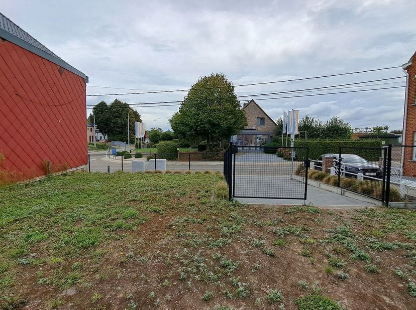 Gelegen nabij de dorpskern van het gezellige Goetsenhoven ligt deze mooie betaalbare bouwgrond van 7a 44ca voor halfopen bebouwing. De oprit is reeds