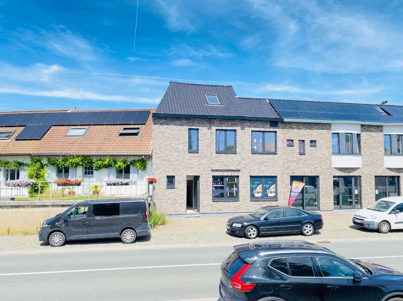 Woning met 3 slaapkamers en tal van mogelijkheden.In het centrum van Siere-Helkijk bevindt zich deze woning ideaal voor mensen die dit zelf wensen in