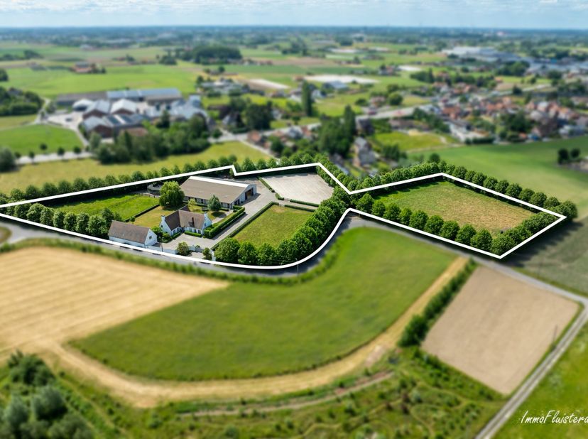 In Ardooie ligt een bijzonder compleet paardendomein op ruim 24.000 m², waar wonen, paarden houden en professioneel werken op één locatie samenkomen.<