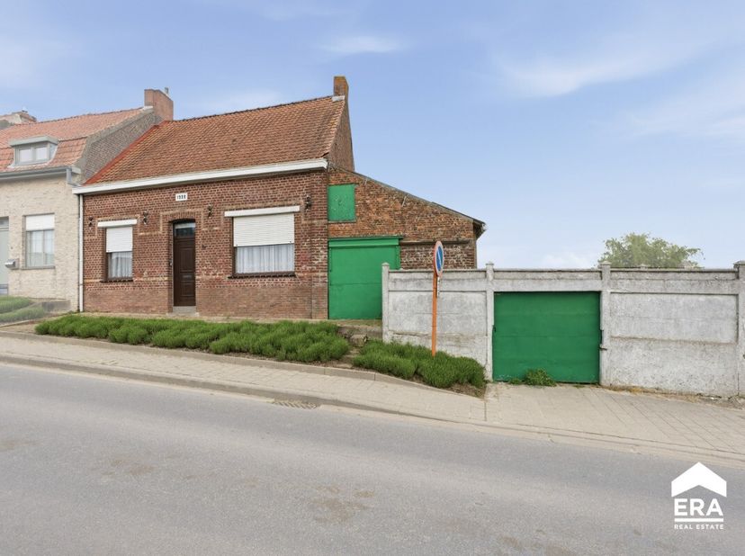 Op zoek naar een renovatieproject met tal van mogelijkheden? Deze te renoveren woning biedt een uitstekende basis voor wie zijn eigen woonproject wil