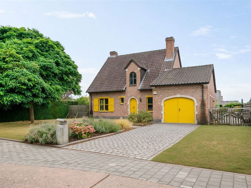 Deze ruime open bebouwing met 3 slaapkamers, garage en aangename tuin is gelegen aan de Liersesteenweg, met alle nodige voorzieningen zoals winkels, s
