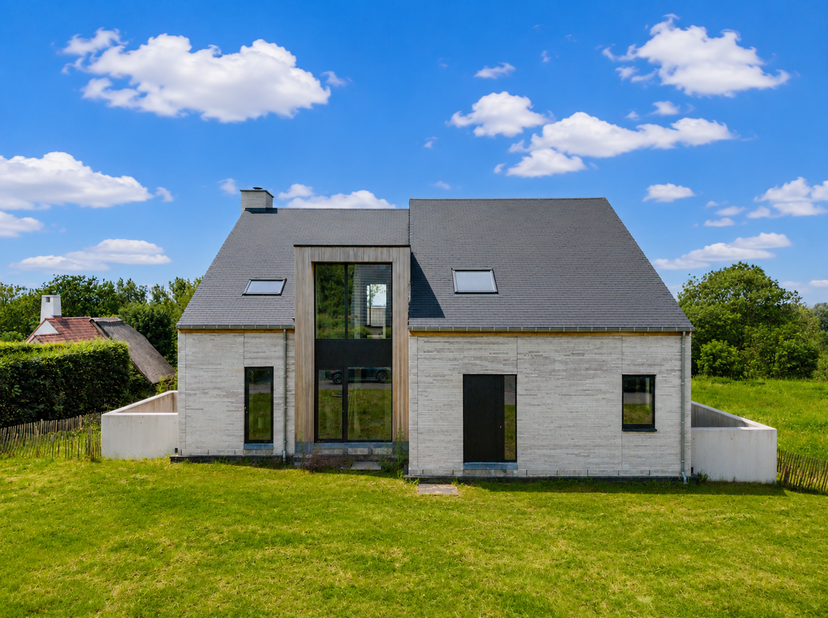 LIGGING<br />
Deze stapelwoning geniet van een uitstekende ligging in een aangename woonwijk in het pittoreske Dikkelvenne, deelgemeente van Gavere. H