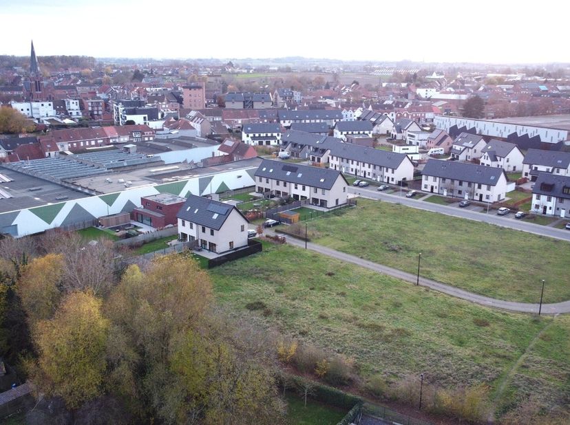 Gelegen aan de Lauwse leieboorden .<br />
Op de mooiste locatie van Lauwe vinden we deze verkaveling terug. Gelegen in de Leiestraat/Linnenstraat pal