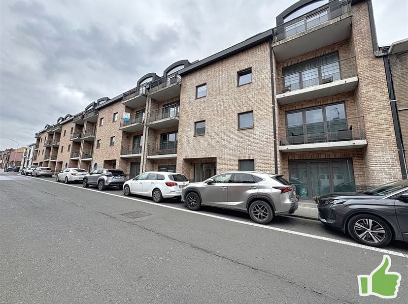 Spacieux appartement avec 2 chambres, balcon, cave et garage en plein centre-ville. <br />
Composition:<br />
hall d'entrée, spacieux séjour, cuisine