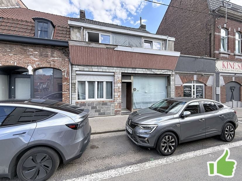 Immeuble de rapport de 2 entités proche du centre ville de Mouscron, idéal investisseur<br />
<br />
Appartement 1 : spacieuse pièce de vie suivie d