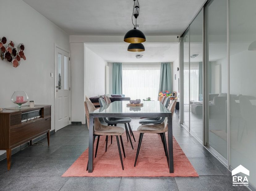 Instapklare gezinswoning met 4 slaapkamers (5 mogelijk) en tuin met dubbel terras, gelegen in een rustige doodlopende straat nabij het centrum van As.