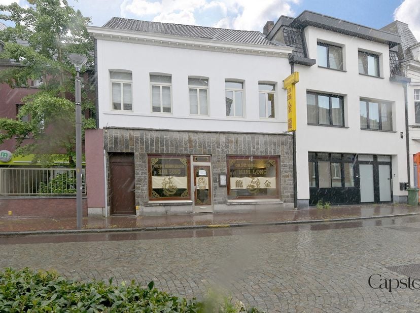 In de De Deckerstraat 10 te Zele bevindt zich dit ruime handelshuis met woonst en tuin, een eigendom die wonen en ondernemen op een unieke manier comb