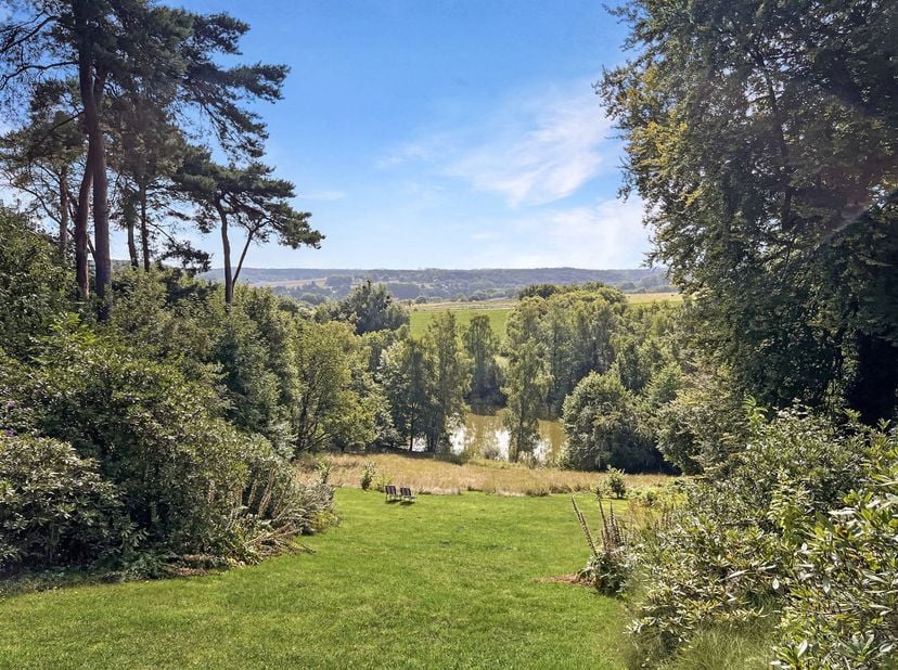In het weelderige en prestigieuze kader van het Domaine du Bercuit, waar eigendommen in perfecte harmonie samensmelten met de golfbaan en de natuur, o