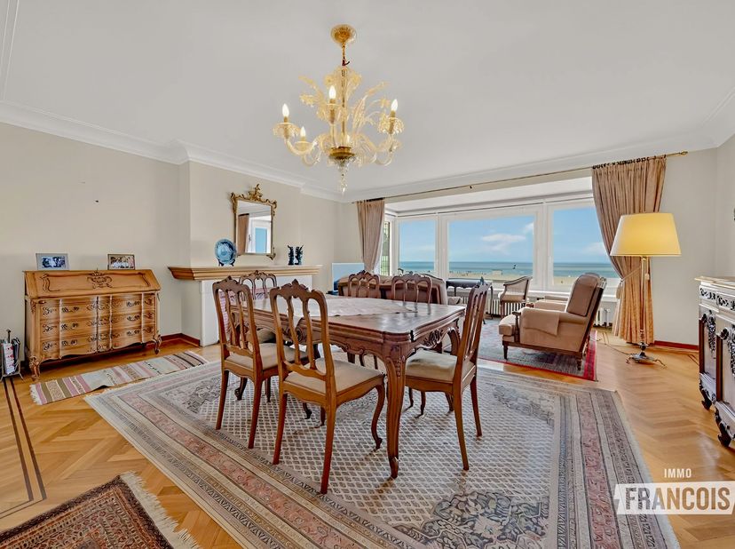 Ce très vaste appartement est situé sur la promenade Albert I et a beaucoup à offrir. Tout dabord, la vue frontale sur la mer, mise en valeur par les