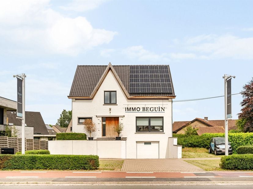 Dit kantoorgebouw + appartement/extra kantoor met parking en tuin is ideaal commercieel gelegen genietend van visibiliteit. <br />
Tevens ideale opbre