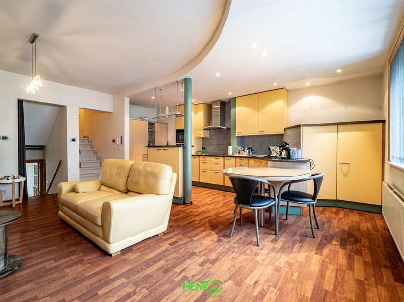 Appartement spacieux, lumineux et bien entretenu, idéalement situé au 1er étage d'un immeuble avec ascenseur, offrant un cadre de vie confortable, acc