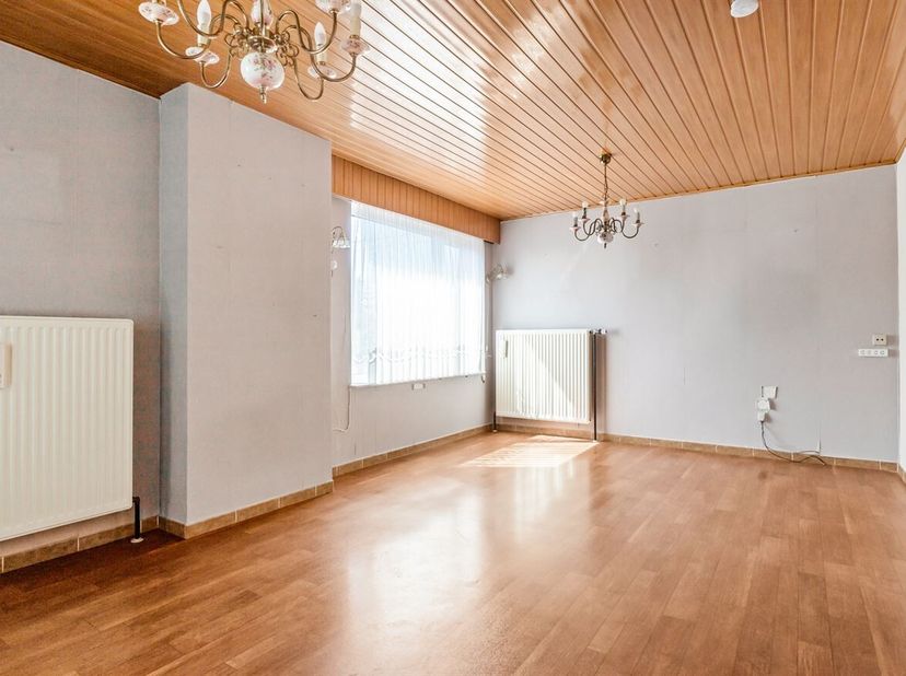 Deze woning biedt een uitstekende basis voor wie op zoek is naar een rustige thuis met veel potentieel. Ze biedt tal van mogelijkheden om de woning ve