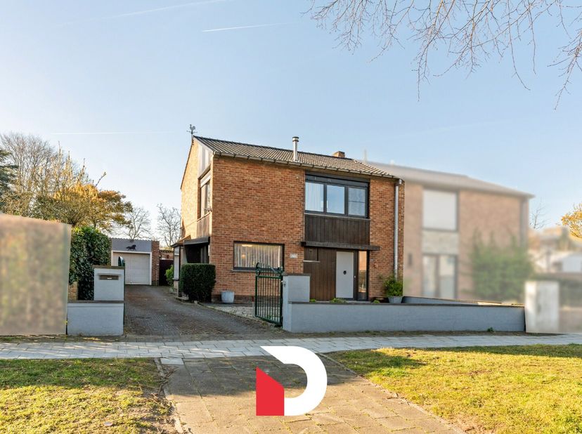 Maak kennis met deze halfopen gezinswoning gelegen in een rustige straat palend aan een residentiële woonwijk te Sint-Andries.  Deze omgeving geniet e
