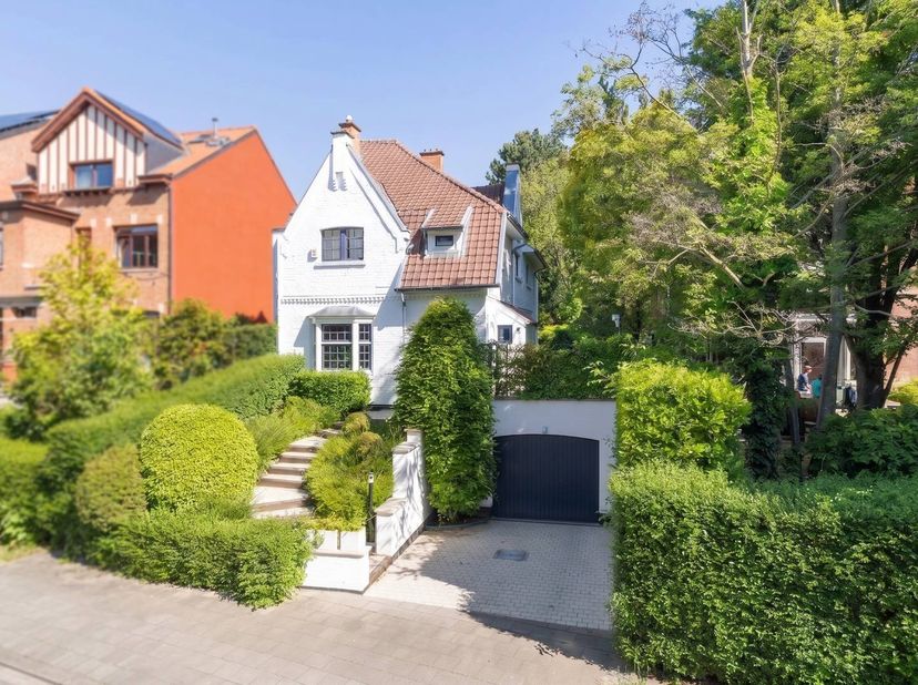 Ontdek deze prachtige villa, ideaal gelegen in de populaire Montjoiewijk, die een rustige leefomgeving biedt op een steenworp afstand van de voorzieni
