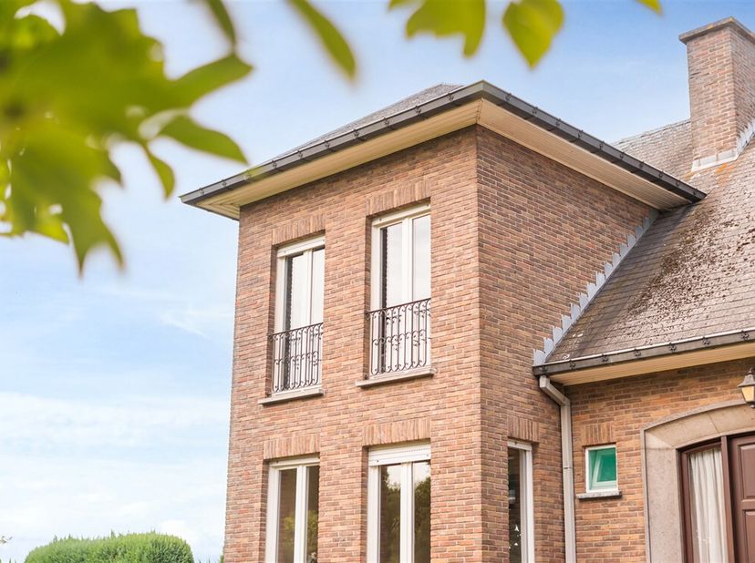 Maison classée au patrimoine avec un fort potentiel à Oosterzele<br />
Bienvenue dans cette maison familiale d'exception située dans la paisible commu