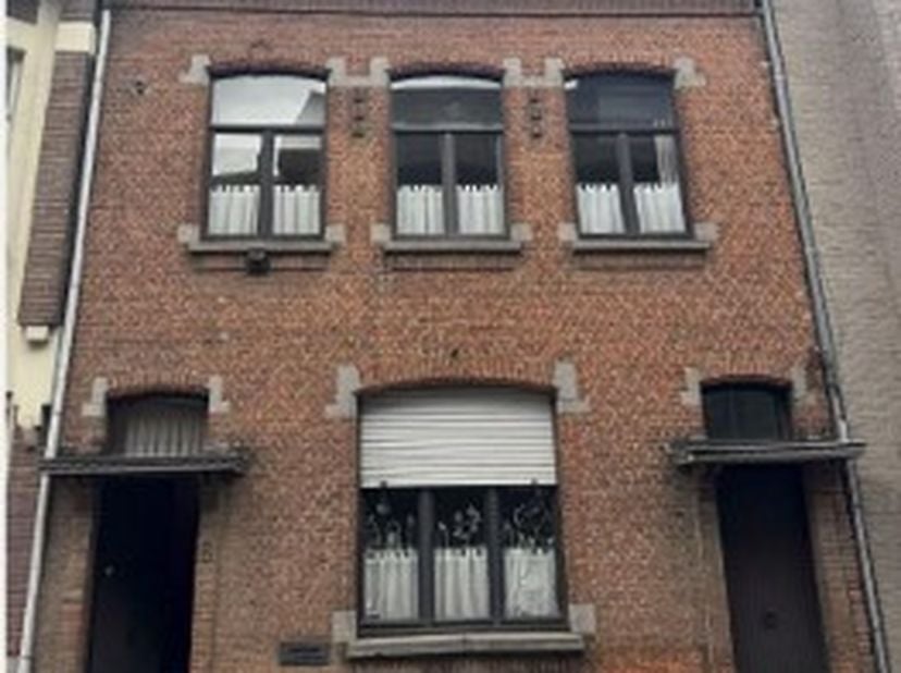 TE RENOVEREN WONING -<br />
De woning beschikt onder andere over een kelder, twee slaapkamers en een ruime zolder. <br />
Het goed bevindt zich vlakbi