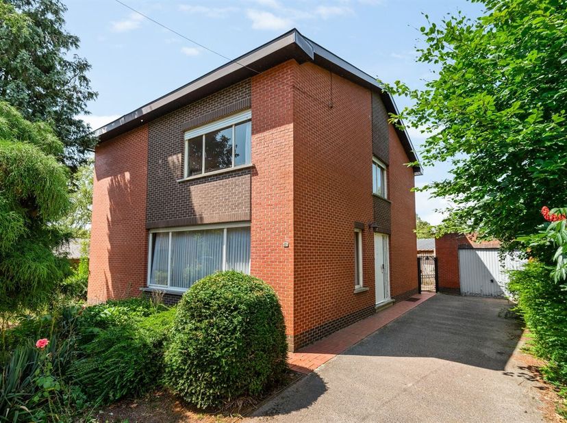 Maison à rénover comprenant 3 chambres sur un terrain de 10 080 m²<br />
Situation :<br />
La maison bénéficie d'un emplacement calme dans un cadre de