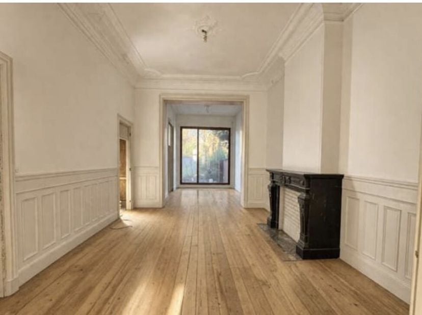 1ERE OCCUPATION - Au coeur du quartier du CHATELAIN, belle maison de maître de caractères avec belle hauteur sous plafond, moulures, ... plancher. La
