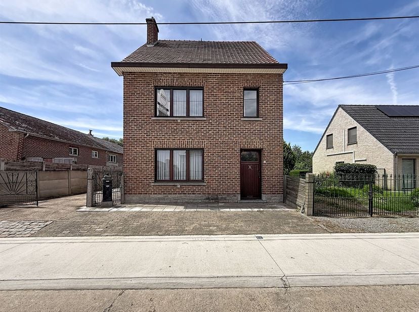 Découvrez la visite virtuelle de ce bien immobilier sur le site de Co Immo.<br />
<br />
Maison à rénover sur un terrain de 12 ares et 06 centiares, s