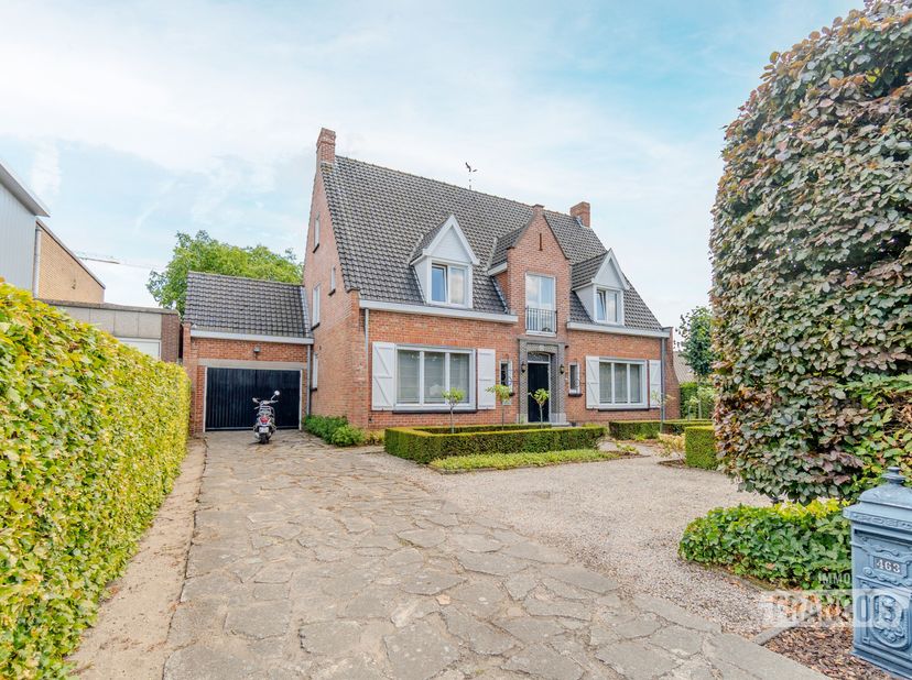 Op een ruim en bijzonder rustig perceel van 1.041 m² treffen we deze royale villa.<br />
De woning beschikt over een bijzonder aantrekkelijke indeling