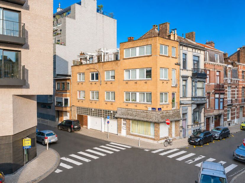 Immeuble de rapport comprenant 3 appartements et 3 garages, idéalement situé dans le centre de Liège, à proximité du Quai Marcellis, des bords de Meus