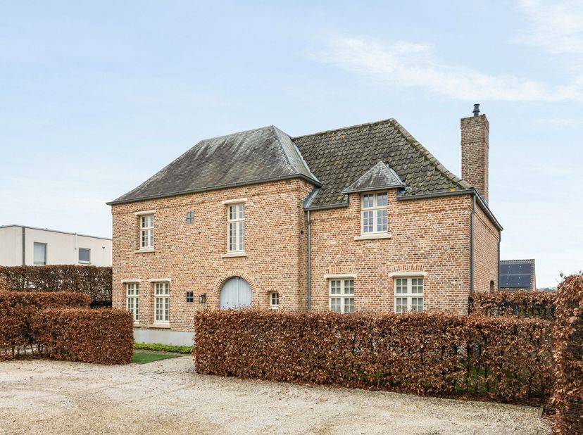 In een rustige en residentiële straat in Westmeerbeek bevindt zich deze charmante villa waar comfort, ruimte en privacy perfect in balans zijn. Een ei