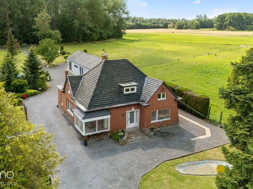 Rustig wonen in het groen met een uitstekende bereikbaarheid.<br />
Op zoek naar een villa met karakter, ruimte en een uitzonderlijke ligging? Deze ch