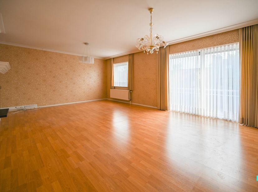 Dit centraal gelegen appartement op de tweede verdieping van Residentie Mandelheim biedt tal van mogelijkheden voor wie dichtbij allerlei voorzieninge
