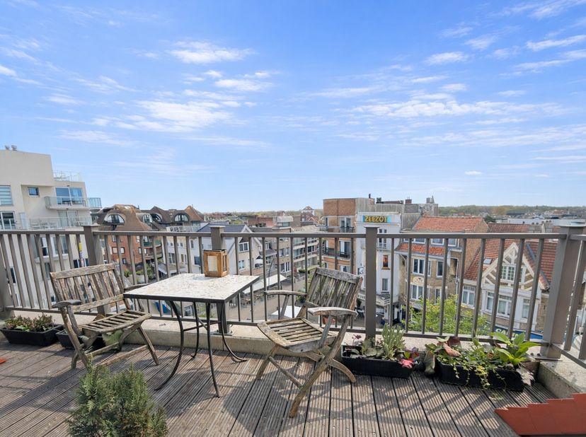Dit recent appartement is perfect instapklaar, centraal gelegen op 50m van de winkels en slechts 100m van het strand.&amp;nbsp; De indeling is als volgt: