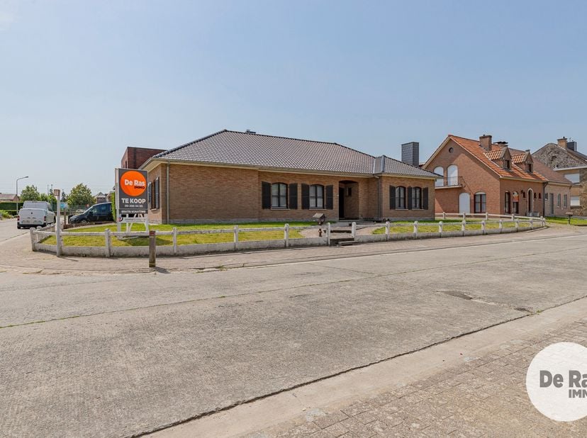 EERSTE BEZOEKDAG WOENSDAG 19/08 VAN 17U TOT 20U OF DONDERDAG 20/08 VAN 17U TOT 20U (enkel op afspraak!)<br />
HERZELE - Deze op te frissen bungalow me