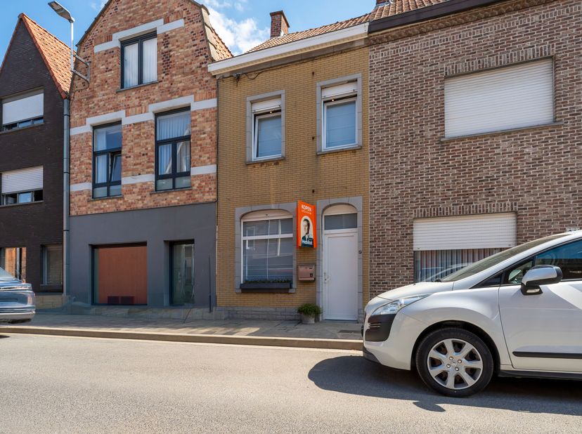Rustig gelegen woning vlakbij centrum Roeselare zoekt zijn nieuwe eigenaars!<br />
Je betreedt de woning via de inkomhal, die rechtstreeks toegang bie