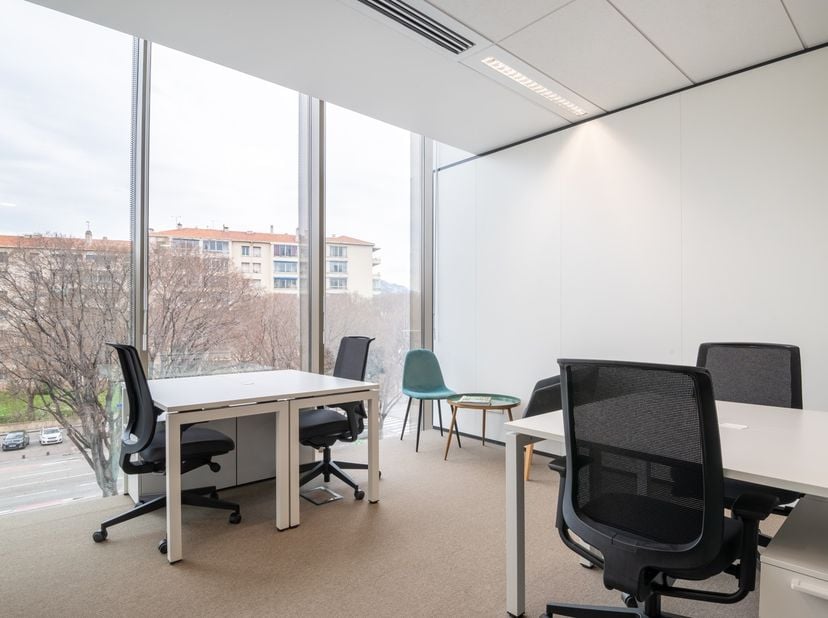 Een volledig aanpasbare werkomgeving met de ideale afmetingen voor twee personen.<br />
Spaces La Grand Poste ligt in het hart van Luik en combineert