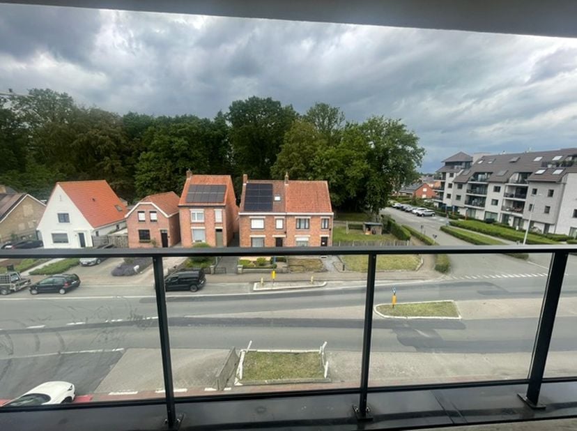 Dit perfect ingericht en afgewerkt appartement, gelegen op de derde verdieping van deze zeer rustige residentie, omvat naast de ruime living met open