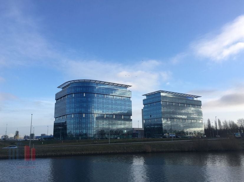 De kantoren van 587 m² die te huur worden aangeboden in het prestigieuze kantoorgebouw "Blue Towers" in Gent, bieden een fenomenale locatie met tal va