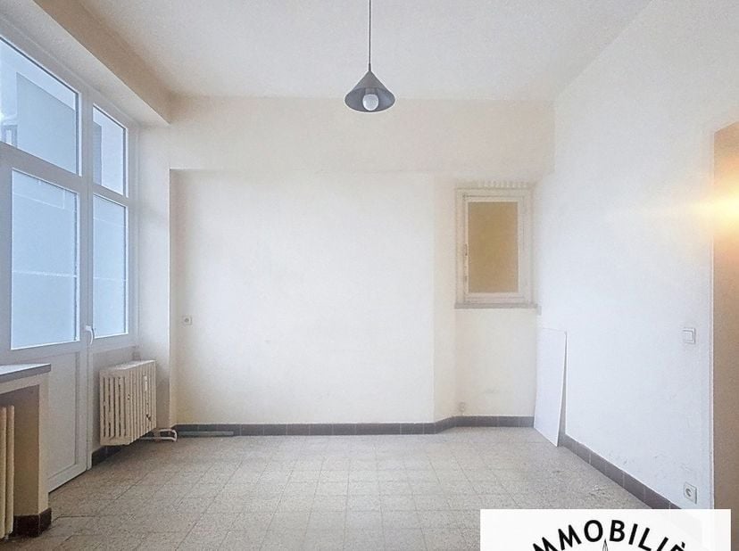 LOCALISATION D'EXCEPTION - OPPORTUNITE RARE - APPARTEMENT A RENOVER <br />
Ixelles / Quartier de l’Étoile et du Bois de la Cambre<br />
Situé au rez-d