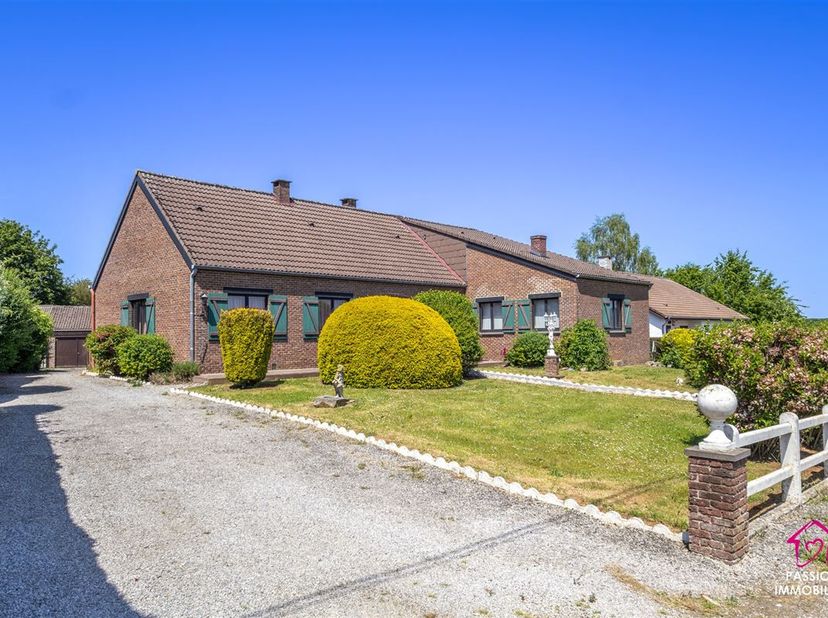 Magnifique plain-pied de 172m2 érigé sur un terrain de 13a57ca, situé dans une rue calme et paisible à Biesmerée. Avec ses deux entrées distinctes, ce