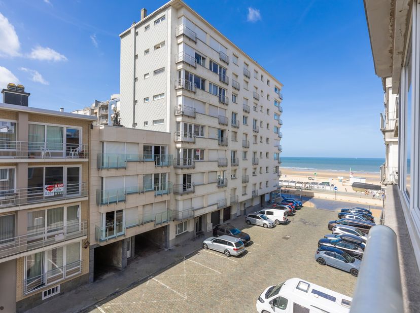 LICHTRIJK 2 SLAAPKAMERAPPARTEMENT MET ZIJDELINGS ZEEZICHT<br />
<br />
Dit lichtrijke en verzorgde 2-slaapkamerappartement bevindt zich op de derde ve